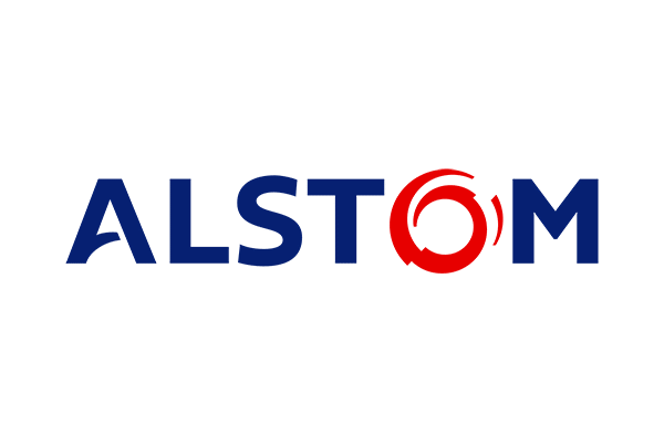 Das Bild zeigt das Alstom-Logo mit dem Wort ALSTOM in blauen Großbuchstaben und dem stilisierten roten Buchstaben O mit kreisförmigen, wirbelnden Linien. Der Hintergrund ist hellgrau.