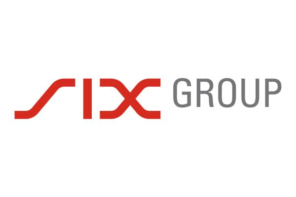 Logo von SIX Group mit SIX in fetten roten stilisierten Buchstaben und GROUP in dünnen grauen Großbuchstaben auf weißem Hintergrund.