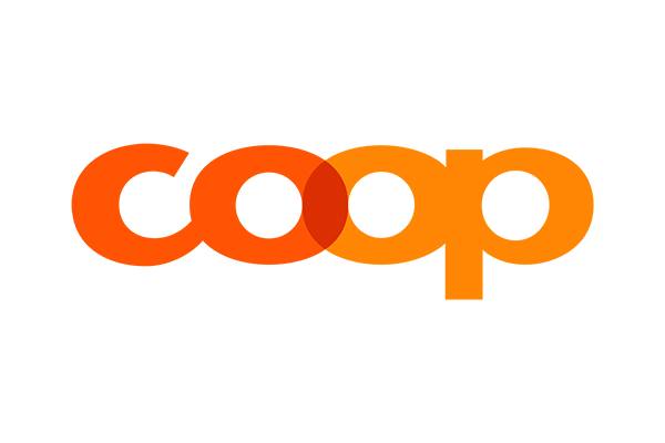 Das Bild zeigt das Wort coop in fetten Kleinbuchstaben mit einem orangefarbenen Farbverlauf. Die sich überschneidenden o-Buchstaben erzeugen einen dunkleren orangefarbenen Schnittpunkt, der sich vor einem hellgrauen Hintergrund abzeichnet.