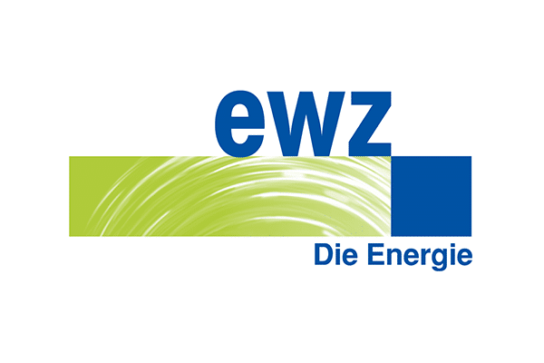Logo von ewz mit dem blauen Schriftzug ewz über einem grünen Rechteck mit weissen Wirbeln und einem einfarbigen blauen Quadrat auf der rechten Seite. Darunter erscheint in blauen Buchstaben der Satz Die Energie.